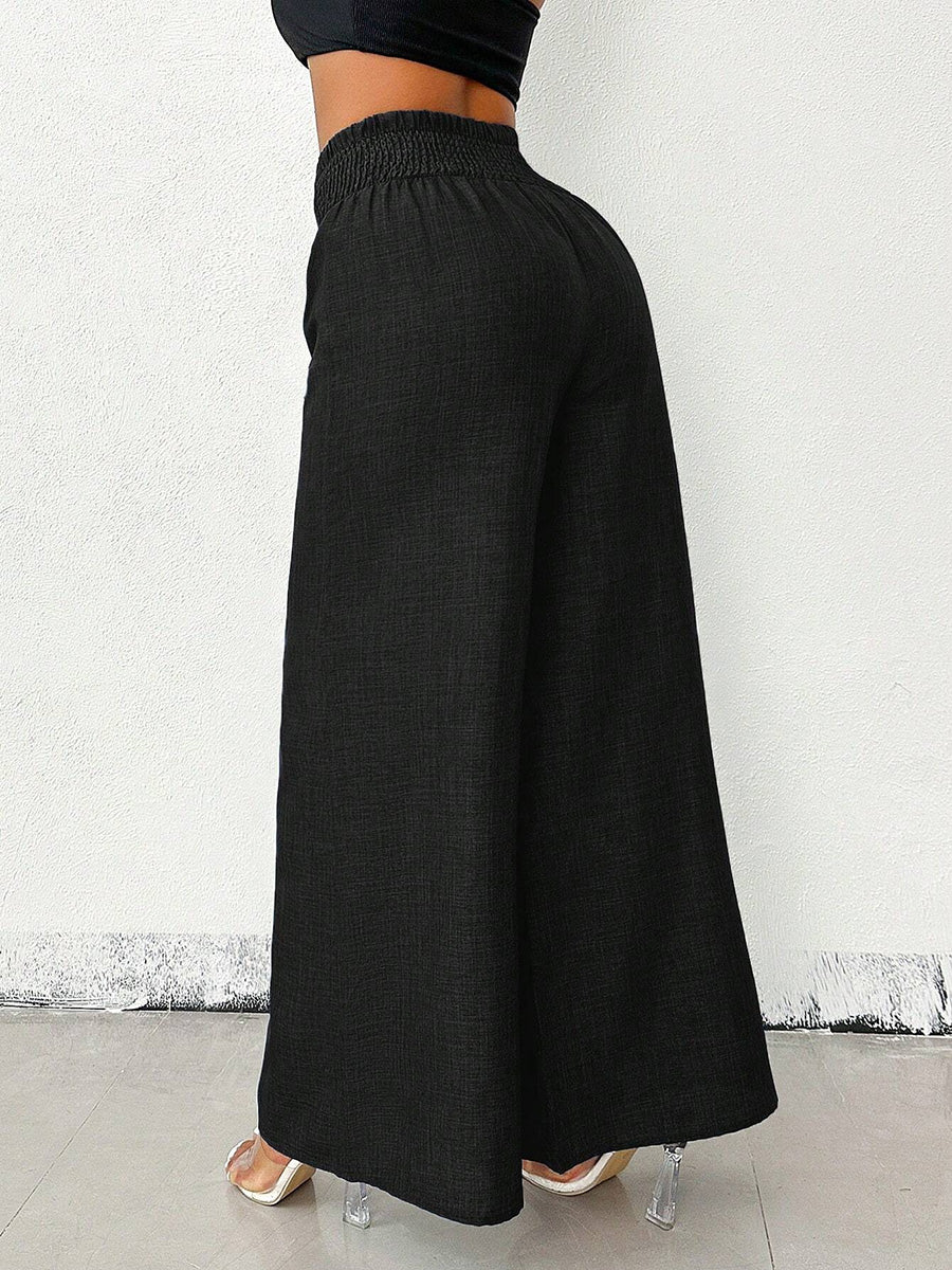 Locker fallende unifarbene Damenhose mit hoher Taille im Studio