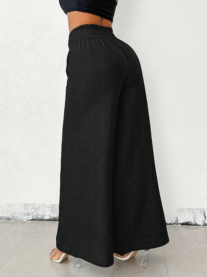 Locker fallende unifarbene Damenhose mit hoher Taille im Studio