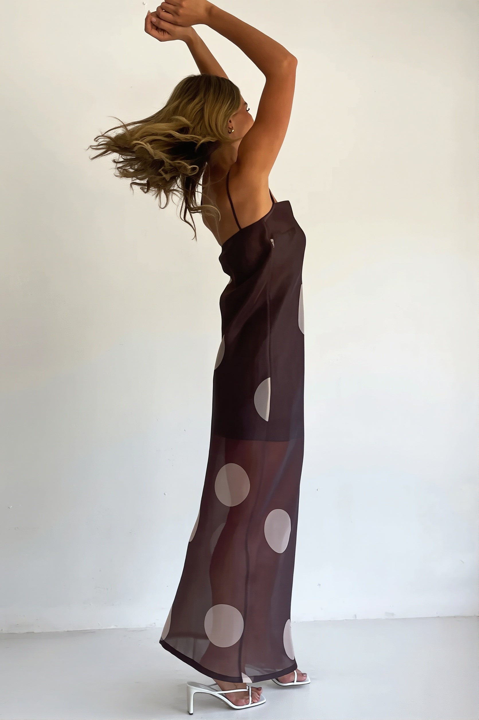 Frontansicht eines schlanken Damen Maxikleids mit Polka-Dot-Design