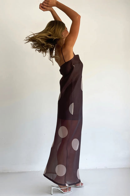 Frontansicht eines schlanken Damen Maxikleids mit Polka-Dot-Design