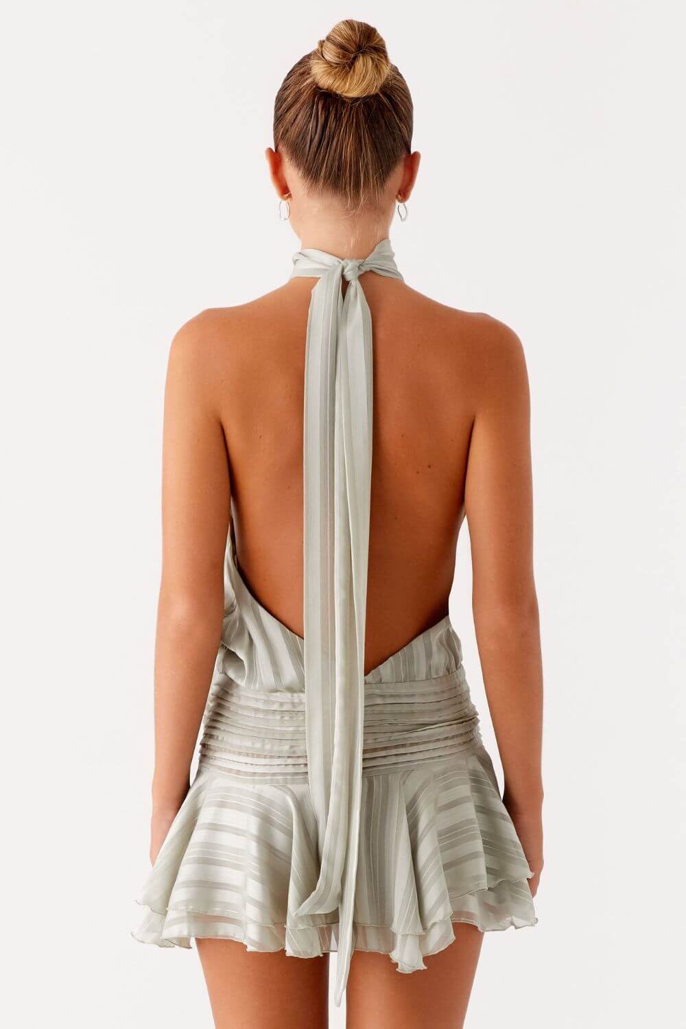 Satin-Kleid mit gerafftem Ausschnitt und kurzen Rüschenärmeln