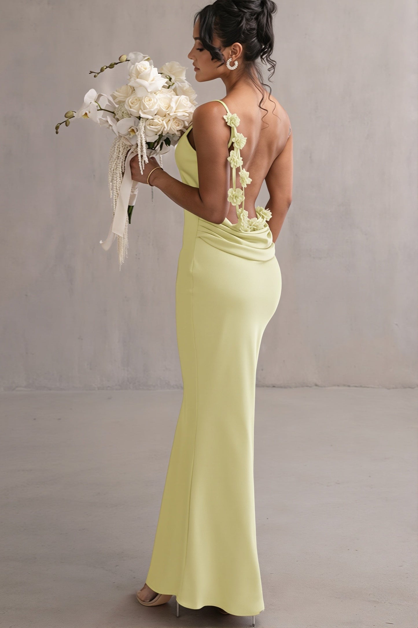 Abendliches Damen Maxikleid mit Wasserfallausschnitt im Detail