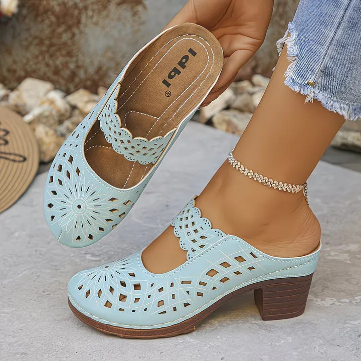 Damen Sandalen mit Cut-Outs und Blockabsatz schräg von vorn
