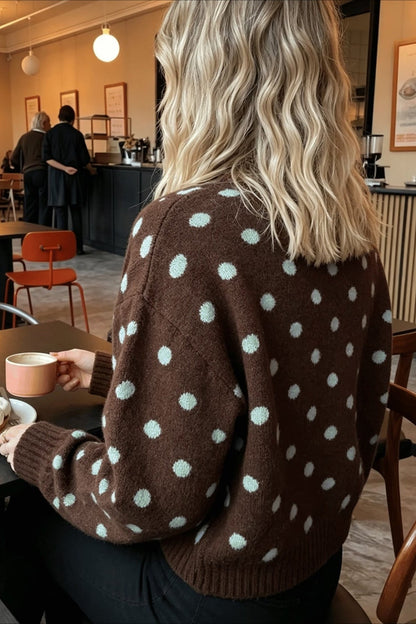 Detailansicht des braunen Strickpullovers mit gepunktetem Muster
