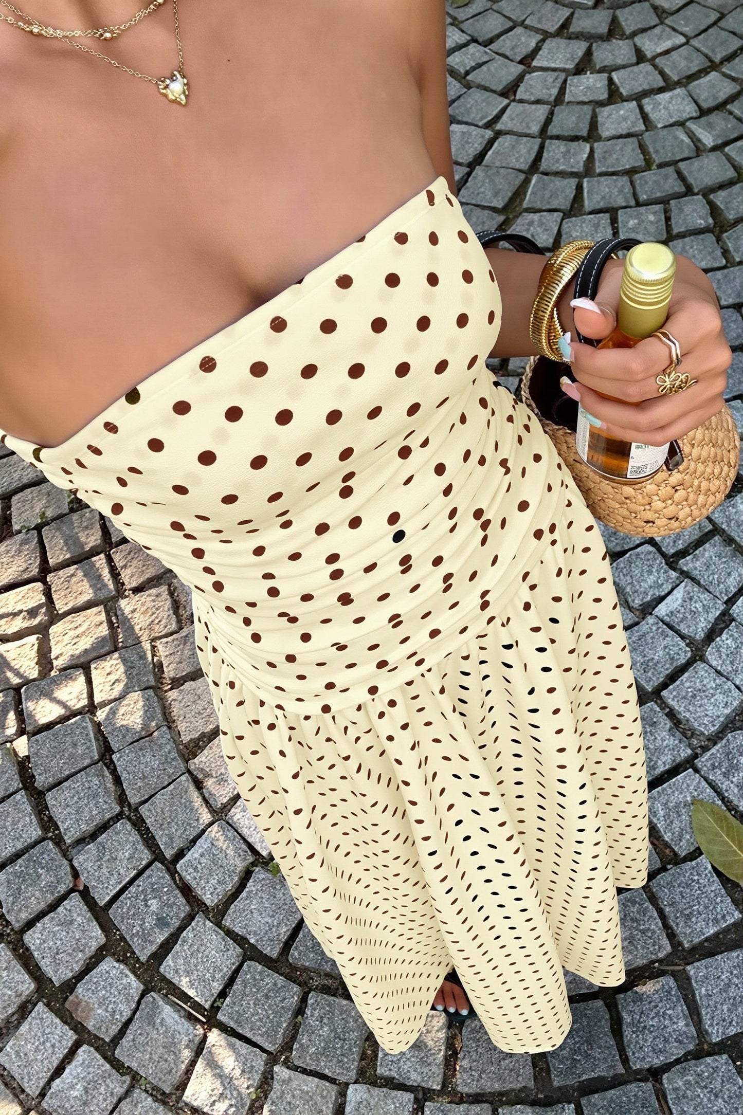 Trägerloses Maxikleid mit Polka Dots und Volantdetail in Seitenansicht