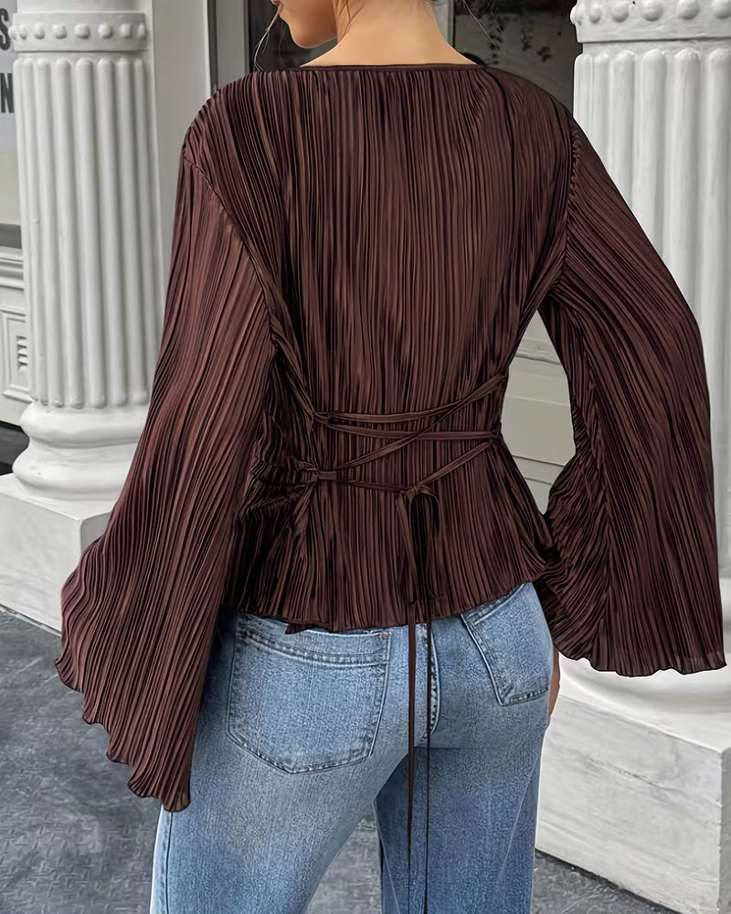 Rückansicht der einfarbigen Bluse mit weitem Ärmeldesign
