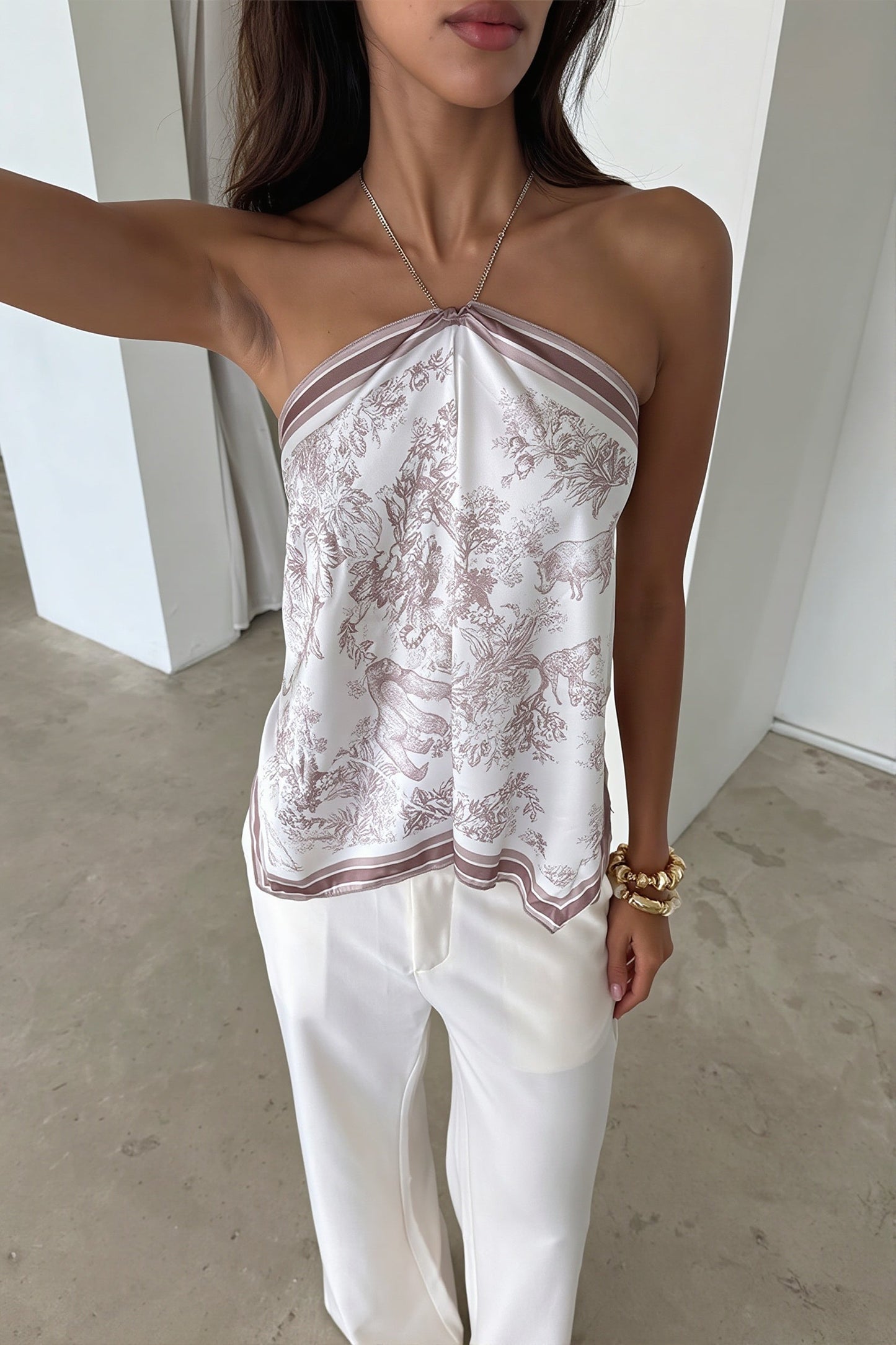 Damen Neckholdertop mit Print als kompletter Sommerlook am Model