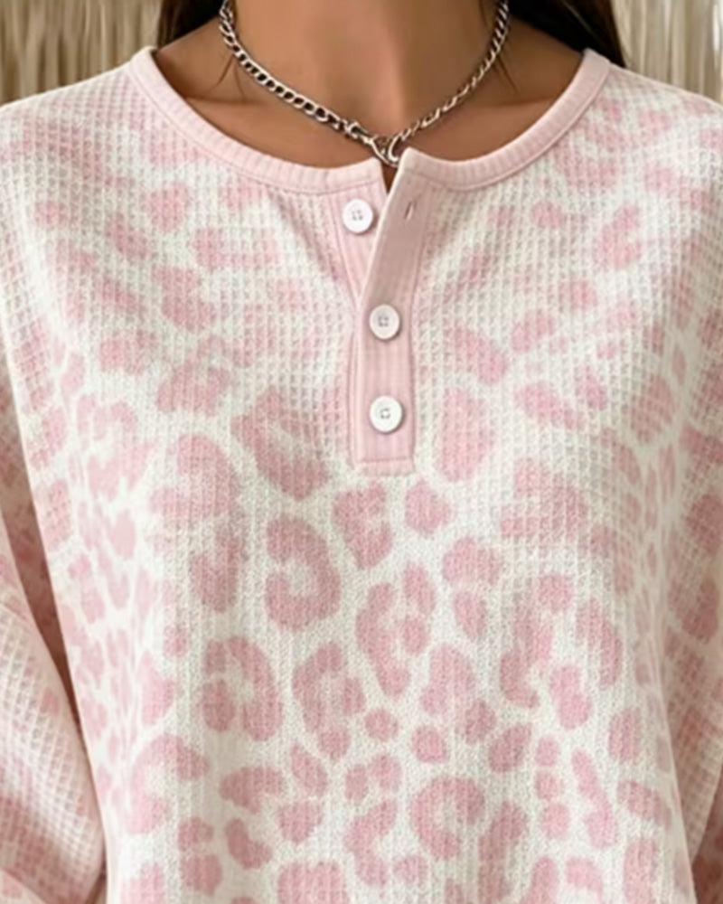 Detailaufnahme der Knopfleiste am Leopard-Sweatshirt