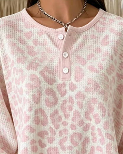 Detailaufnahme der Knopfleiste am Leopard-Sweatshirt