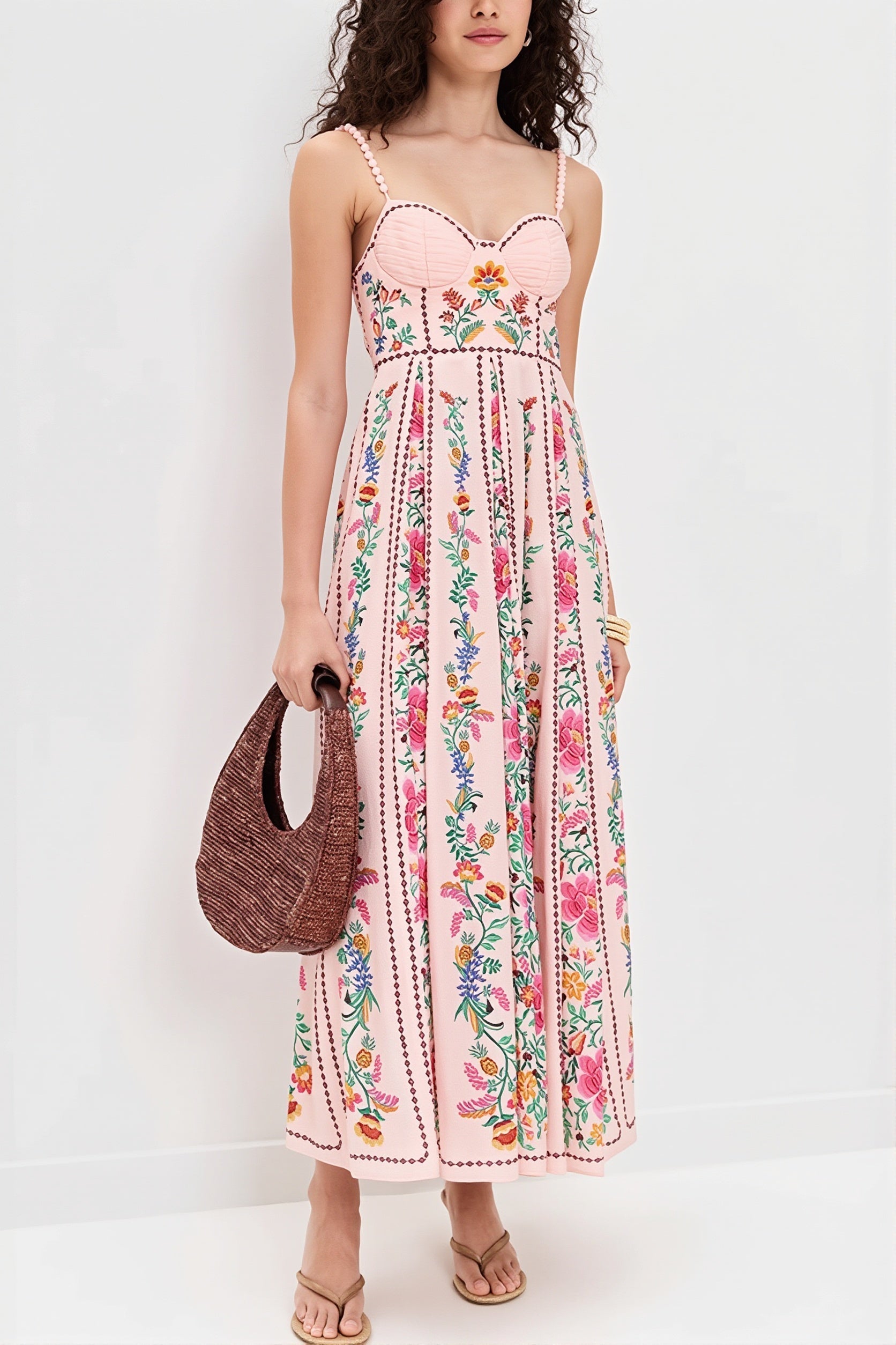 Langes Damenkleid mit floralem Print und fließendem Schnitt in Vorderansicht