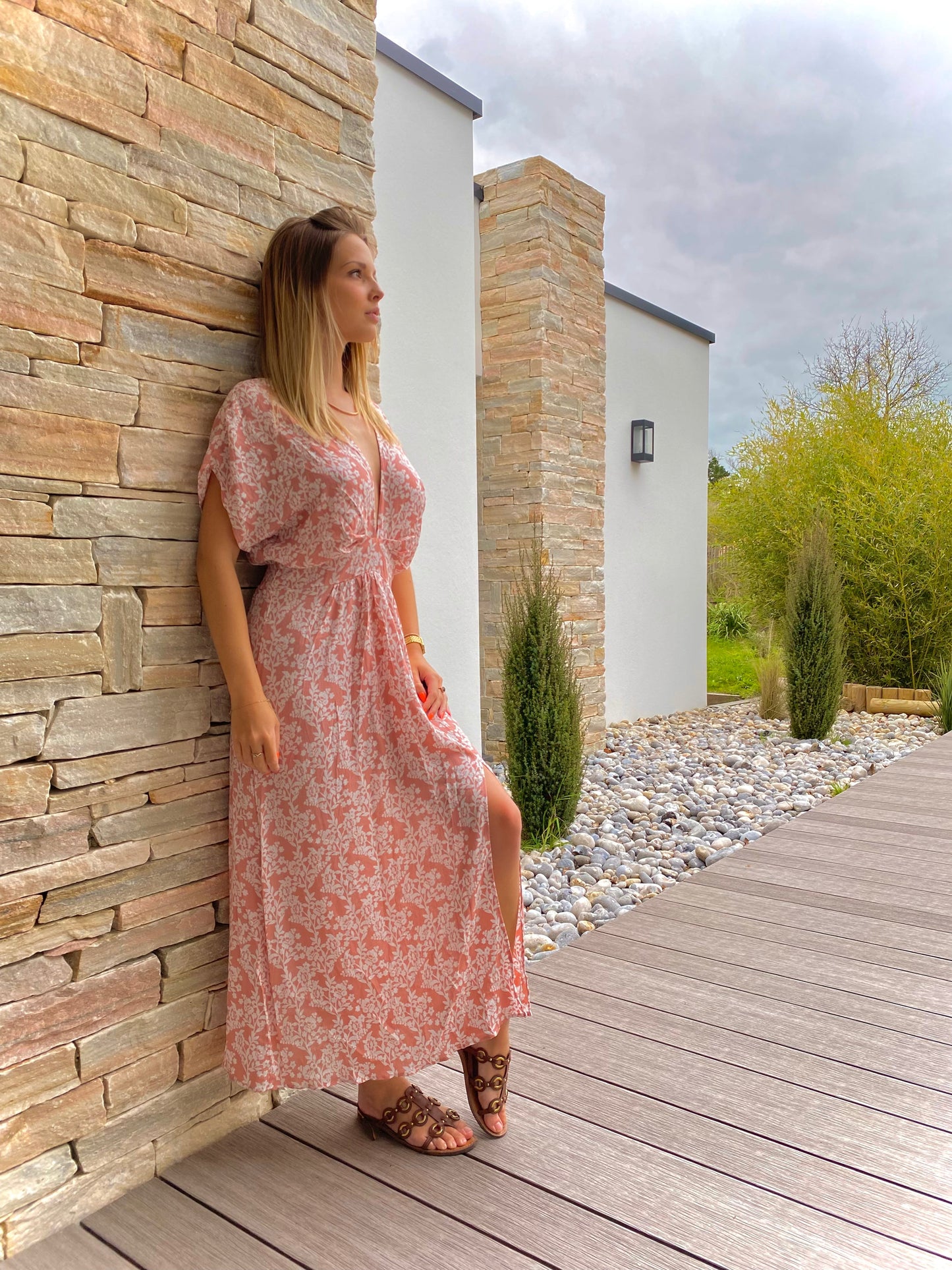 Pudersamtrotes Boho-Kleid mit Schlitz