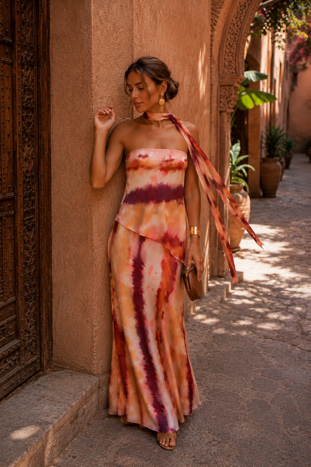 Damen Abendlook mit trägerlosem Maxikleid und locker drapiertem Schal