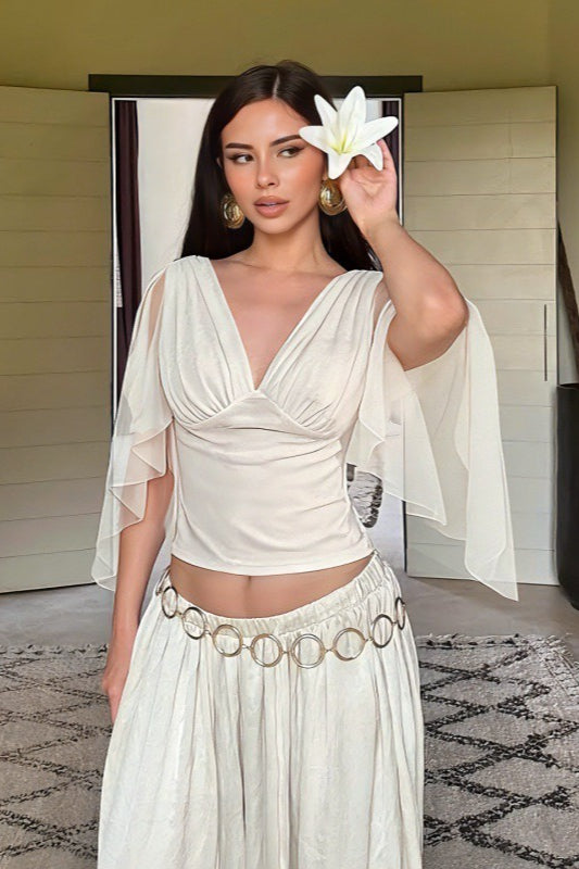 Damenbluse mit transparenten Mesh-Details und V-Ausschnitt im Detail