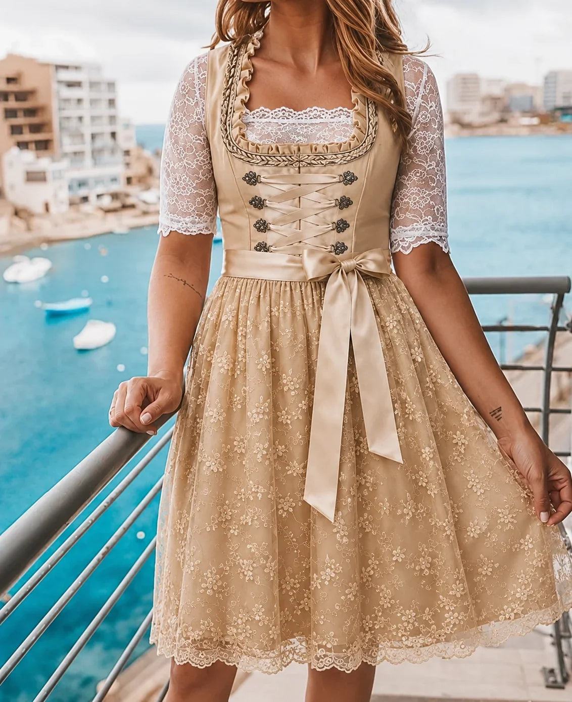 Nahaufnahme des Schnürmieders und der Spitzenbluse am Damen-Dirndl