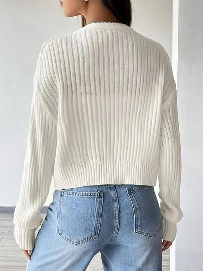 Nahaufnahme des V-Ausschnitts am kurzen Cardigan