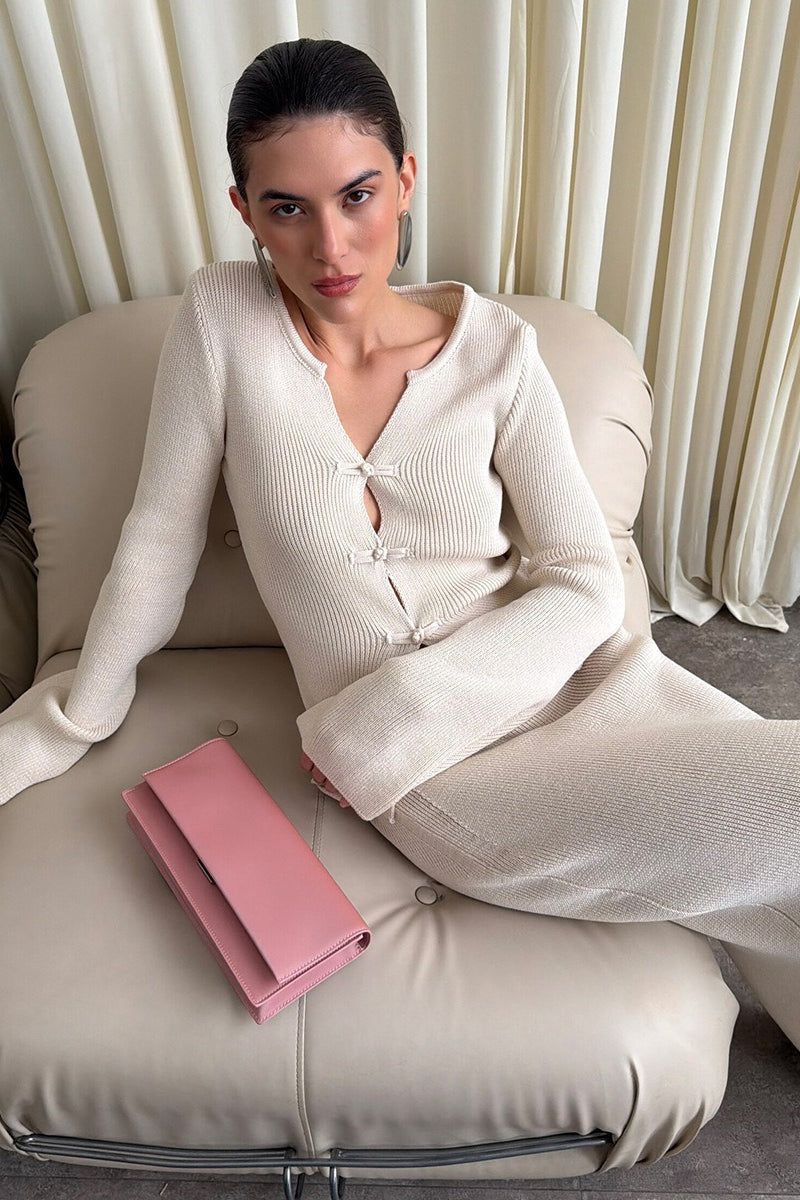 Ausgestellte Ärmel verleihen dem Strickset eine feminine Note