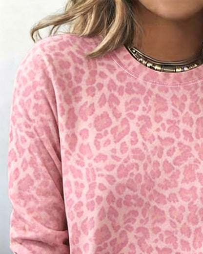 Leopardenmuster des Damen-Langarmshirts aus nächster Nähe