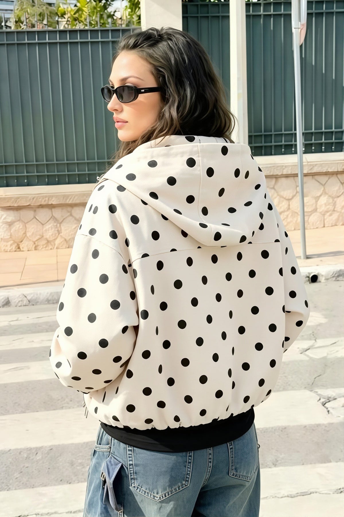 Gepunktete Damenjacke in Cropped-Länge, Rückansicht