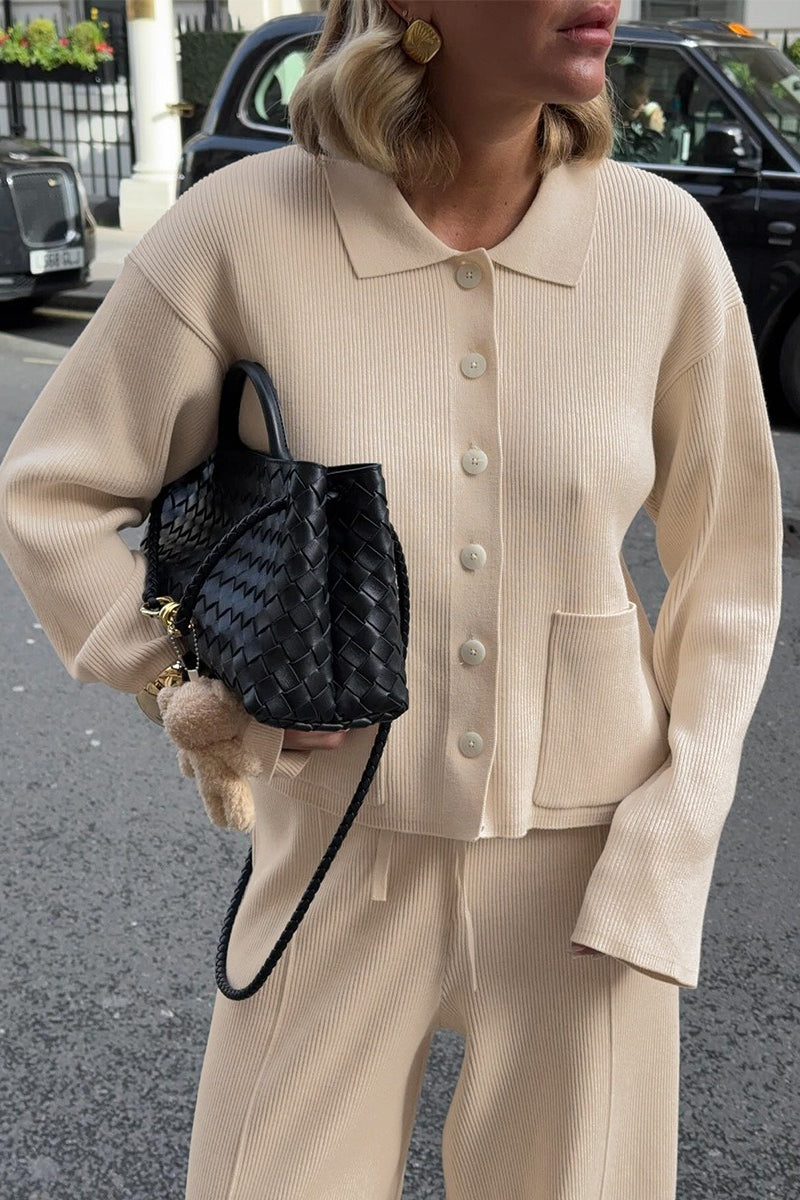 Damen-Outfit aus Cardigan und weiter geschnittener Hose