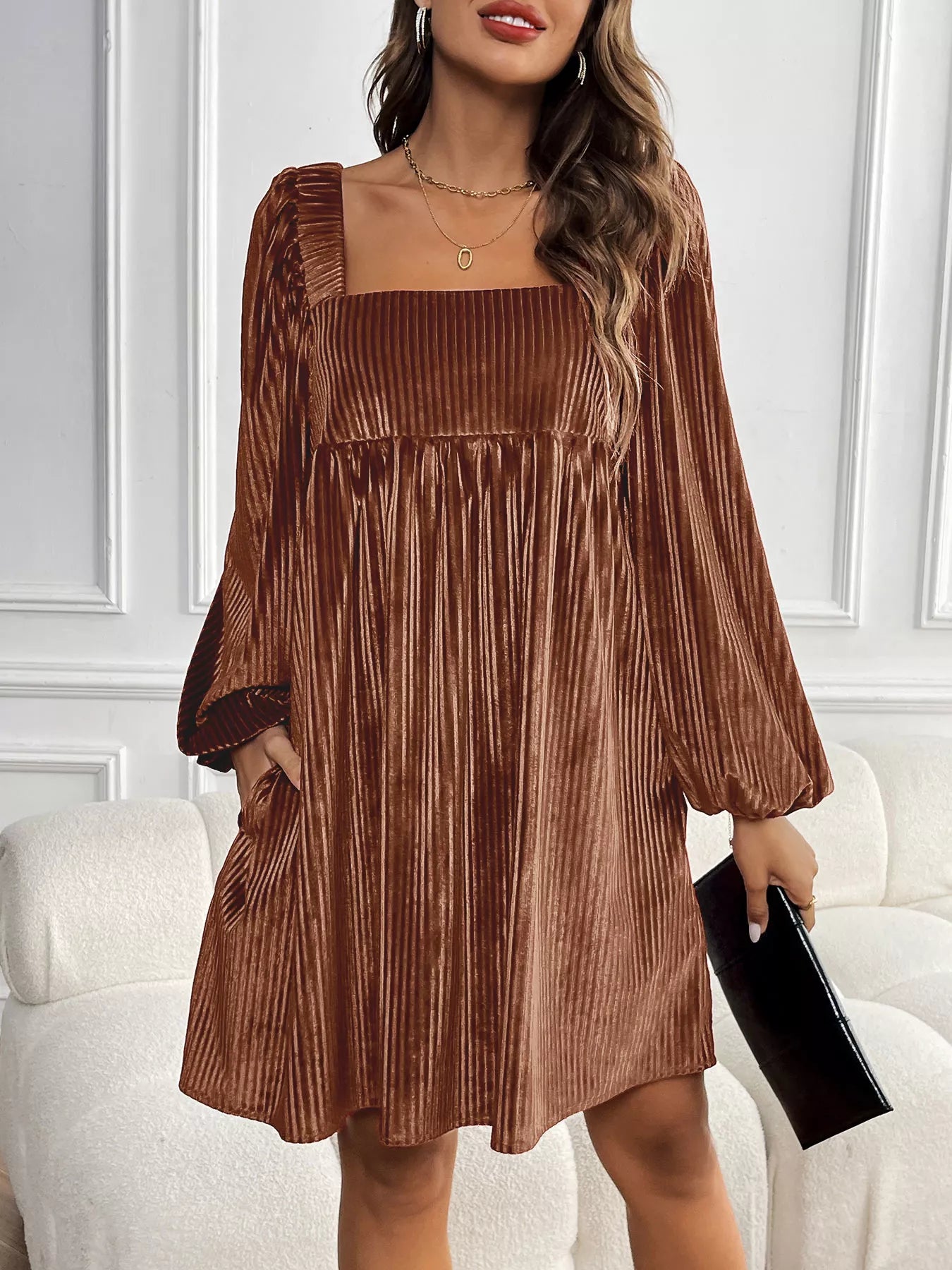 Damenkleid aus weichem Samt mit femininem quadratischem Ausschnitt