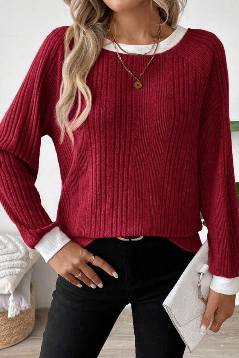 Seitliche Ansicht des Strickpullovers mit Kontrastdetails