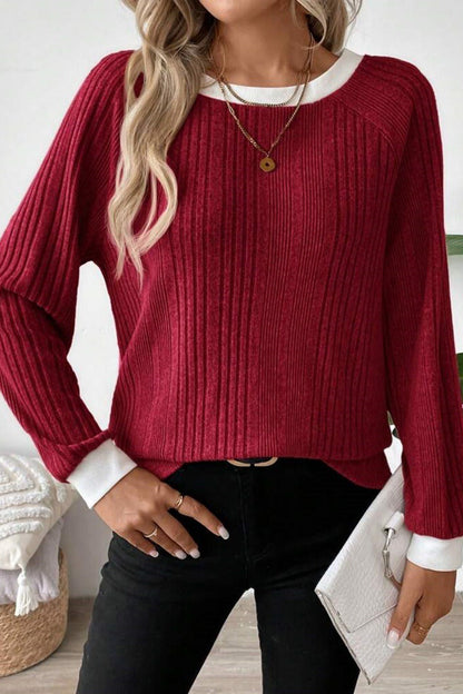 Seitliche Ansicht des Strickpullovers mit Kontrastdetails