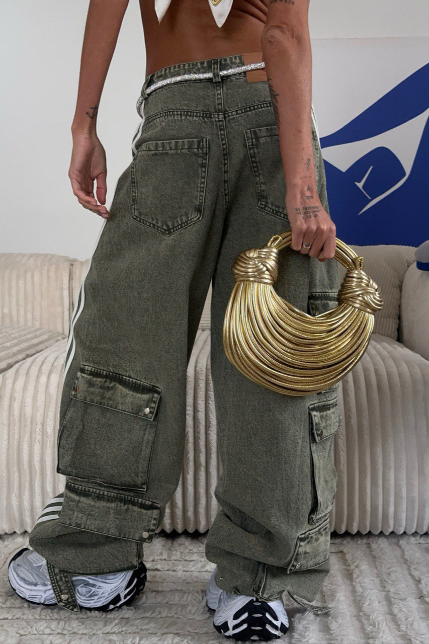 Detailansicht der gestreiften Damenjeans aus Denim mit weitem Bein