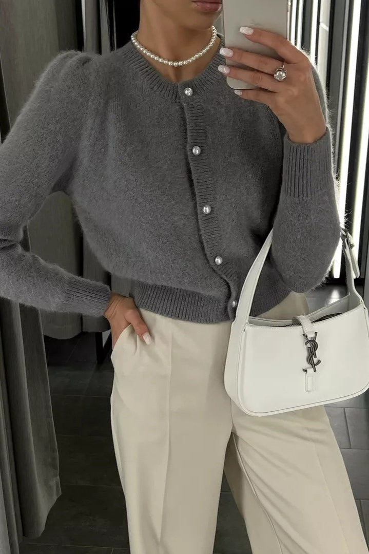 Seitliche Ansicht des Strickcardigans mit gerader Passform