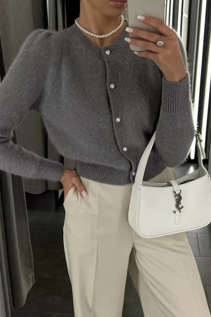 Seitliche Ansicht des Strickcardigans mit gerader Passform