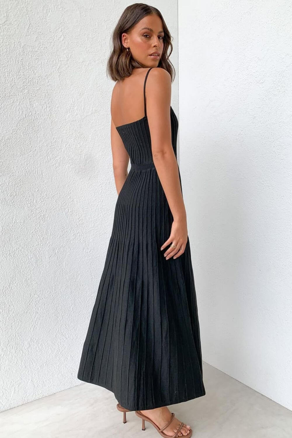Plissiertes Midikleid aus Strick mit Spaghetti-Trägern