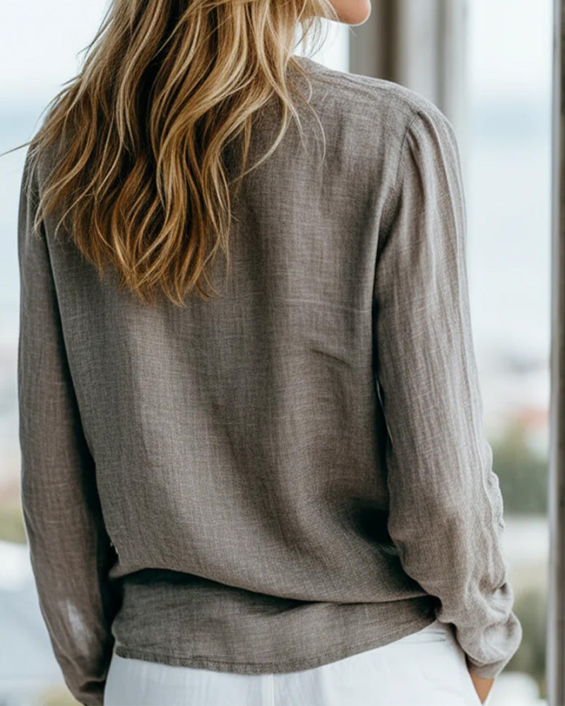 Elegante Damenbluse mit hohem Stehkragen und klassischem Design