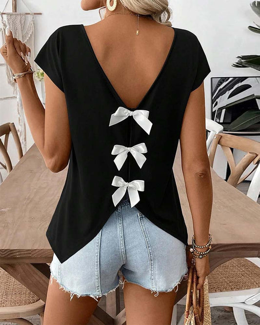 Damen T-Shirt mit V-Ausschnitt und Schleife hinten in Frontalansicht