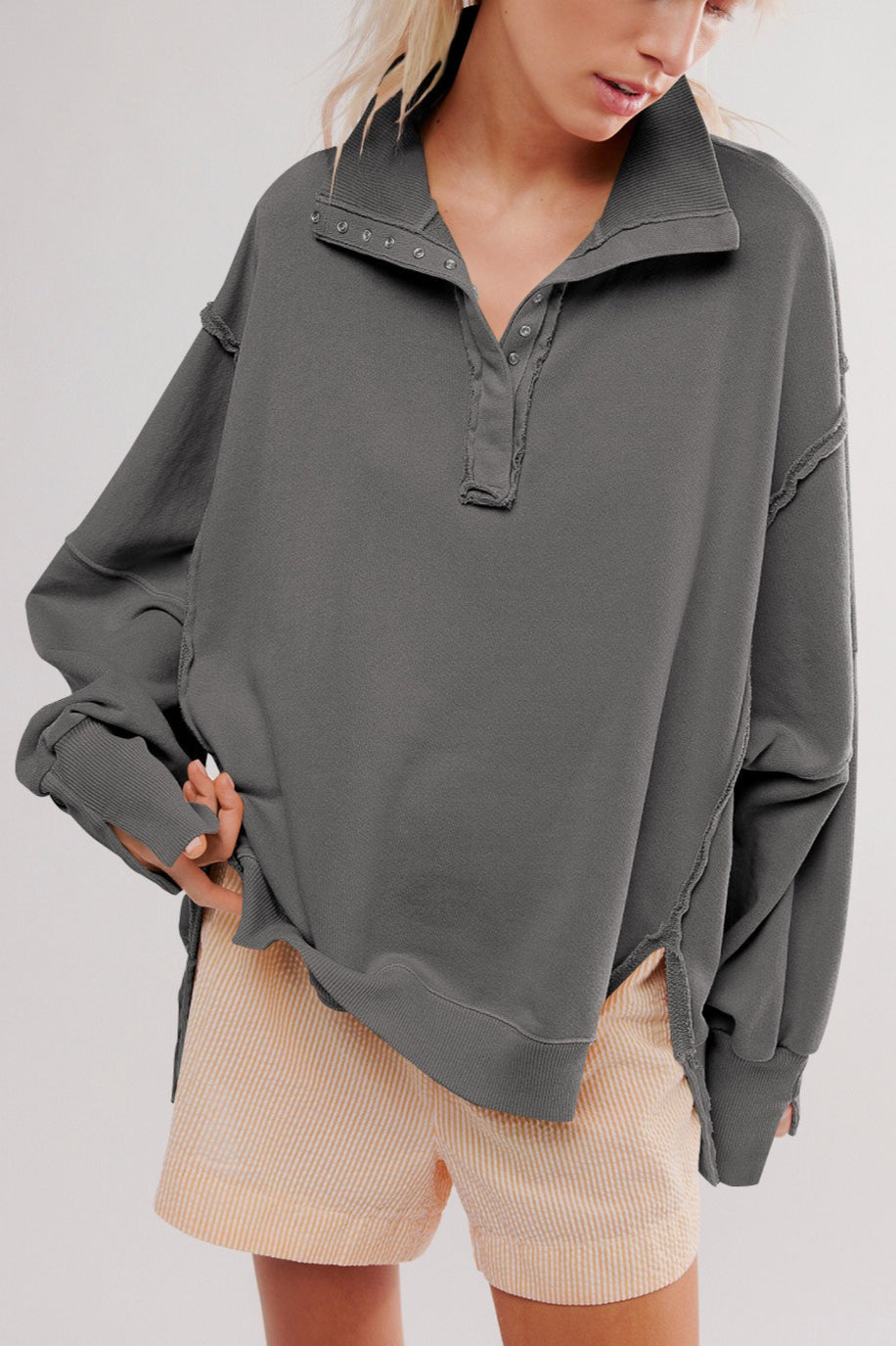 Oversized Damen Sweatshirt mit Schlitzkragen aus leicht schräger Vorderansicht