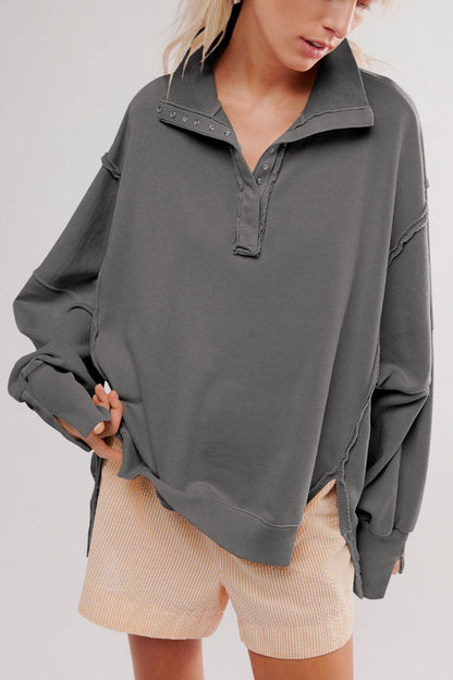 Oversized Damen Sweatshirt mit Schlitzkragen aus leicht schräger Vorderansicht