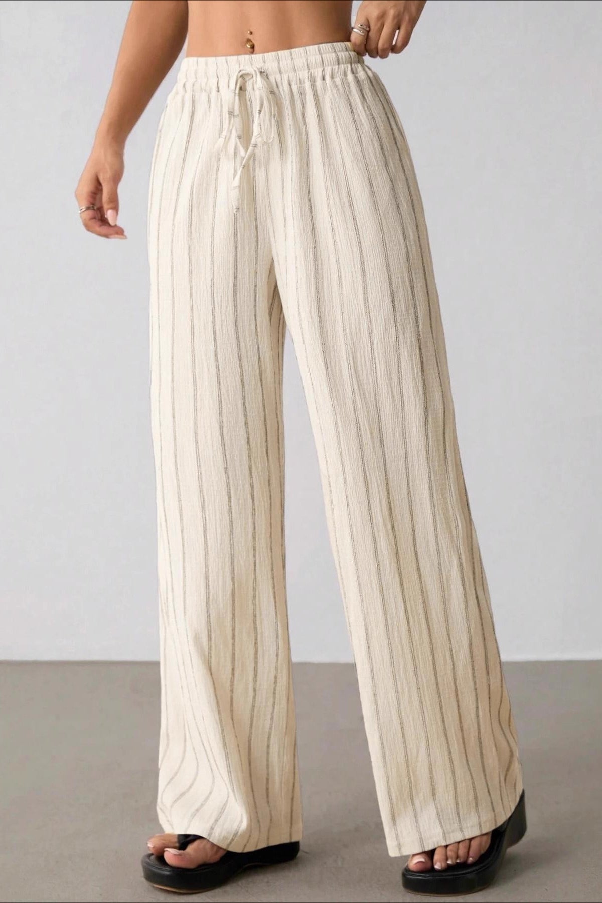 Damen weite Hose mit Streifen und Colorblock am Model getragen