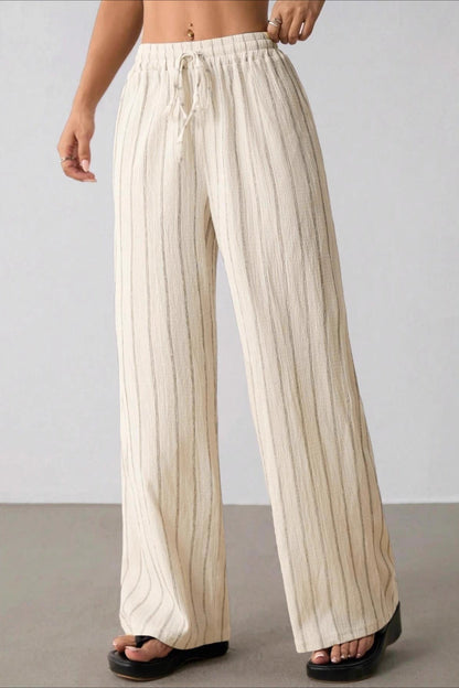 Damen weite Hose mit Streifen und Colorblock am Model getragen