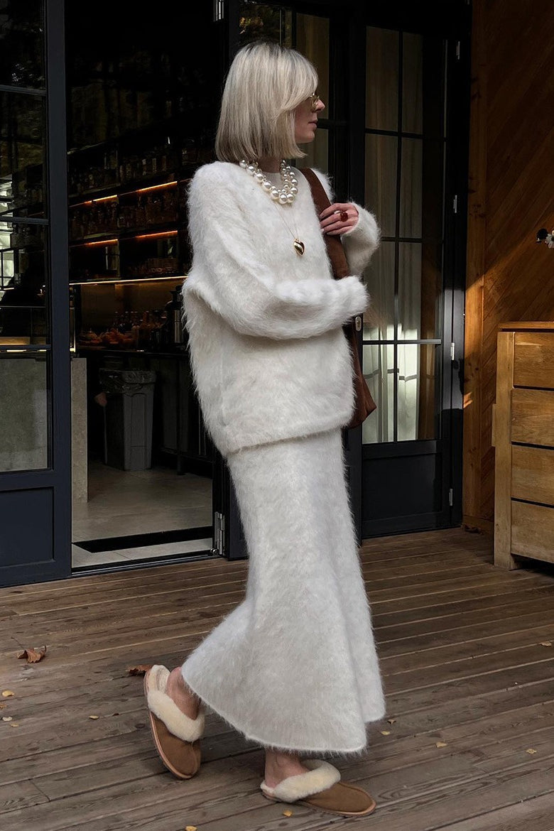 Zweiteiliges Damenoutfit mit Strickpullover und Midirock