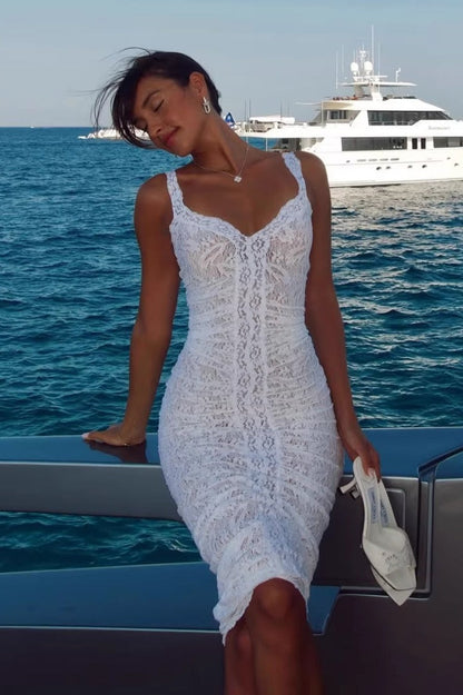 Detailaufnahme der Spitze und des V-Ausschnitts am Damen Minikleid