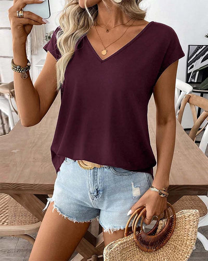Damen T-Shirt mit V-Ausschnitt in lässigem Styling am Model