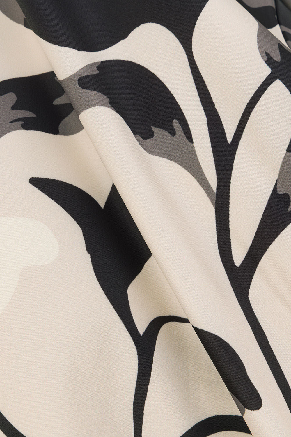 Damen Musterkleid mit Printdetail als stilvolle Gesamtansicht