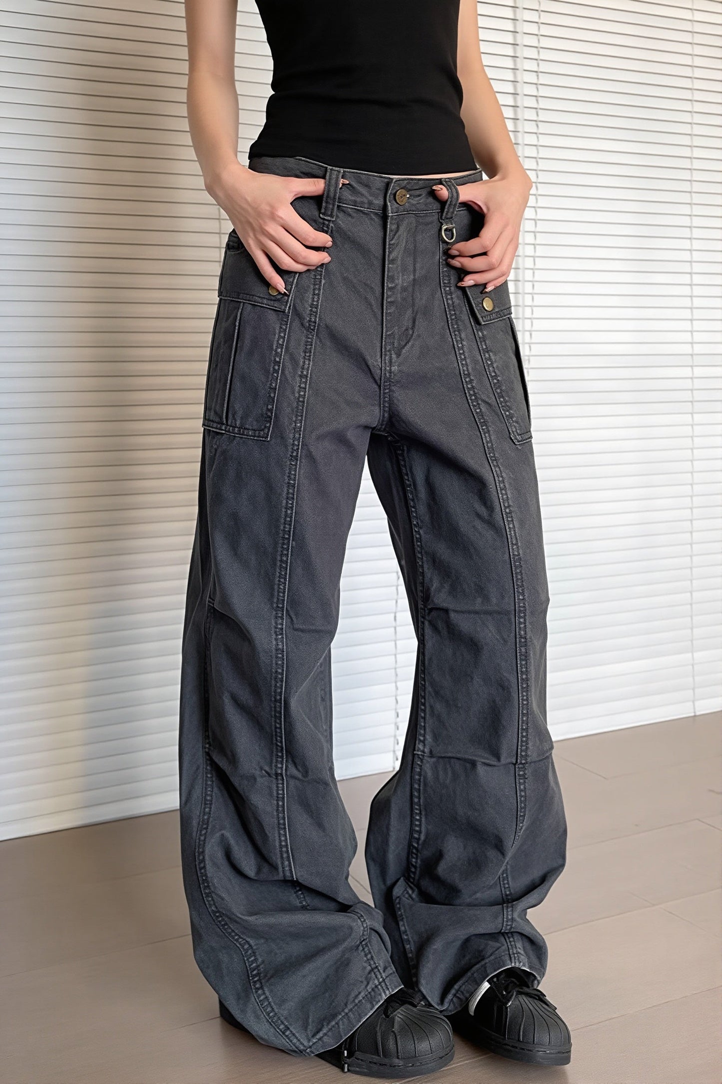 Damen Cargohose mit Waschung und weitem Bein im Lifestyle-Bild