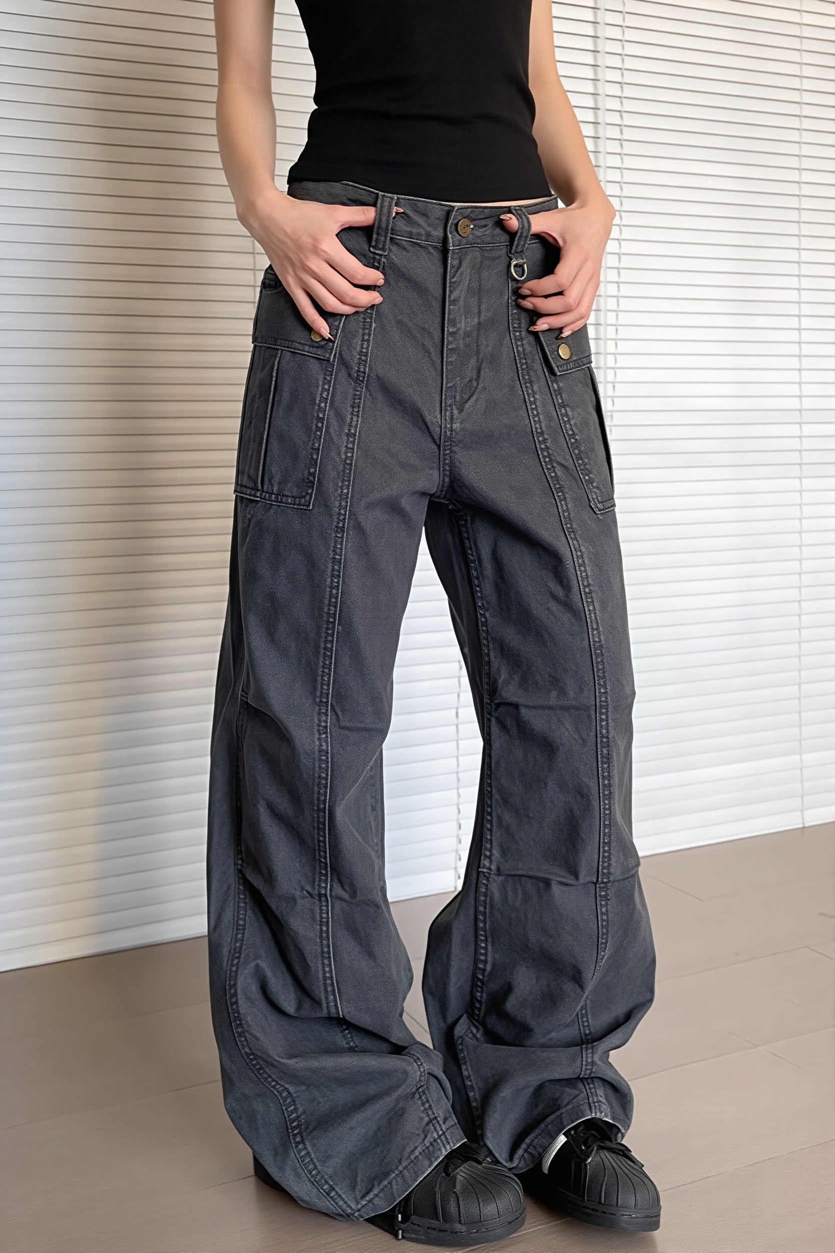 Damen Cargohose mit Waschung und weitem Bein im Lifestyle-Bild