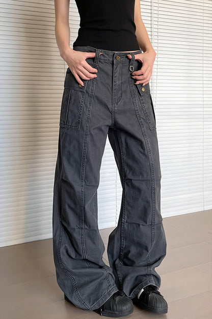 Damen Cargohose mit Waschung und weitem Bein im Lifestyle-Bild