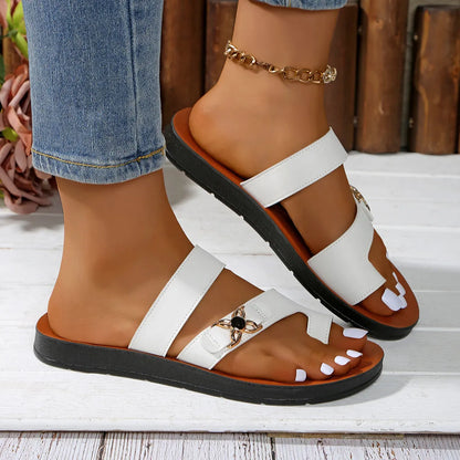 Damen Zehenring-Sandalen in Lederoptik mit Kettendetail von der Seite