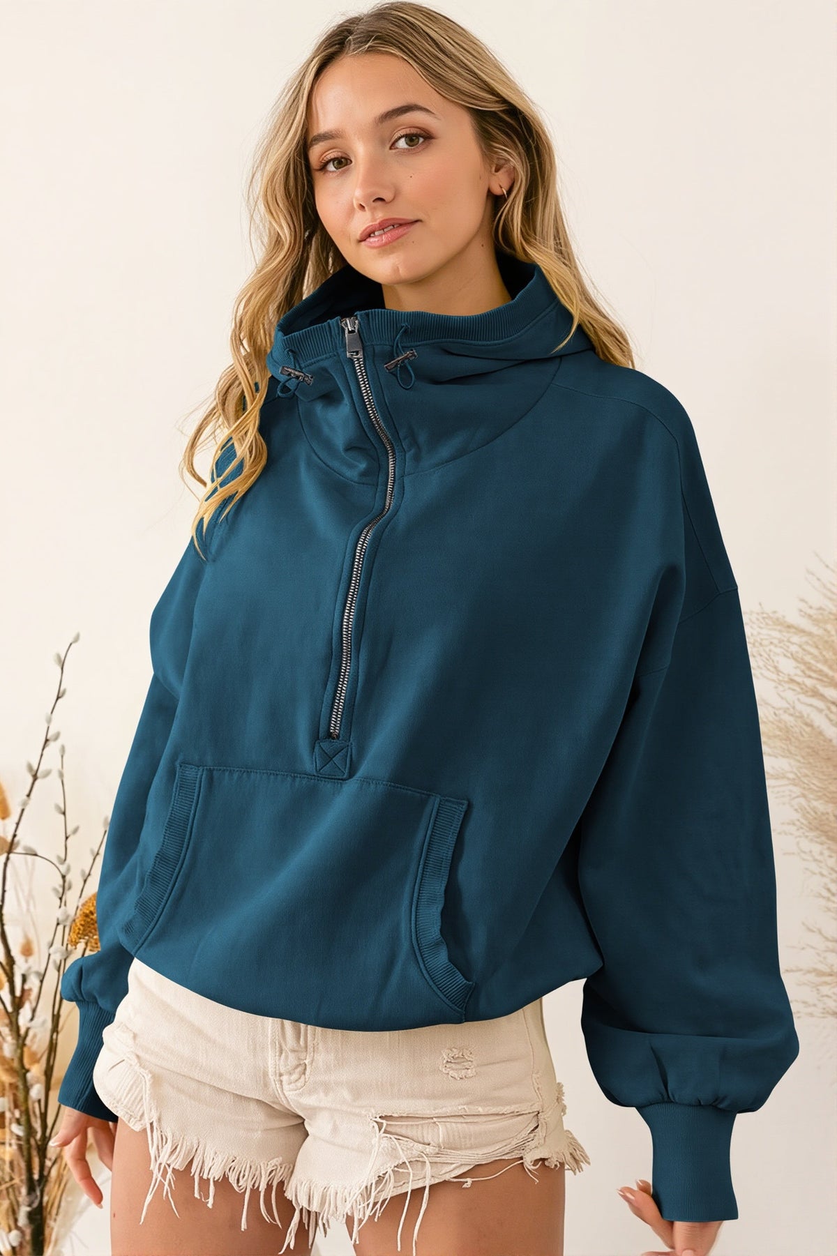 Sportlicher Hoodie mit halbem Reißverschluss in der Frontansicht
