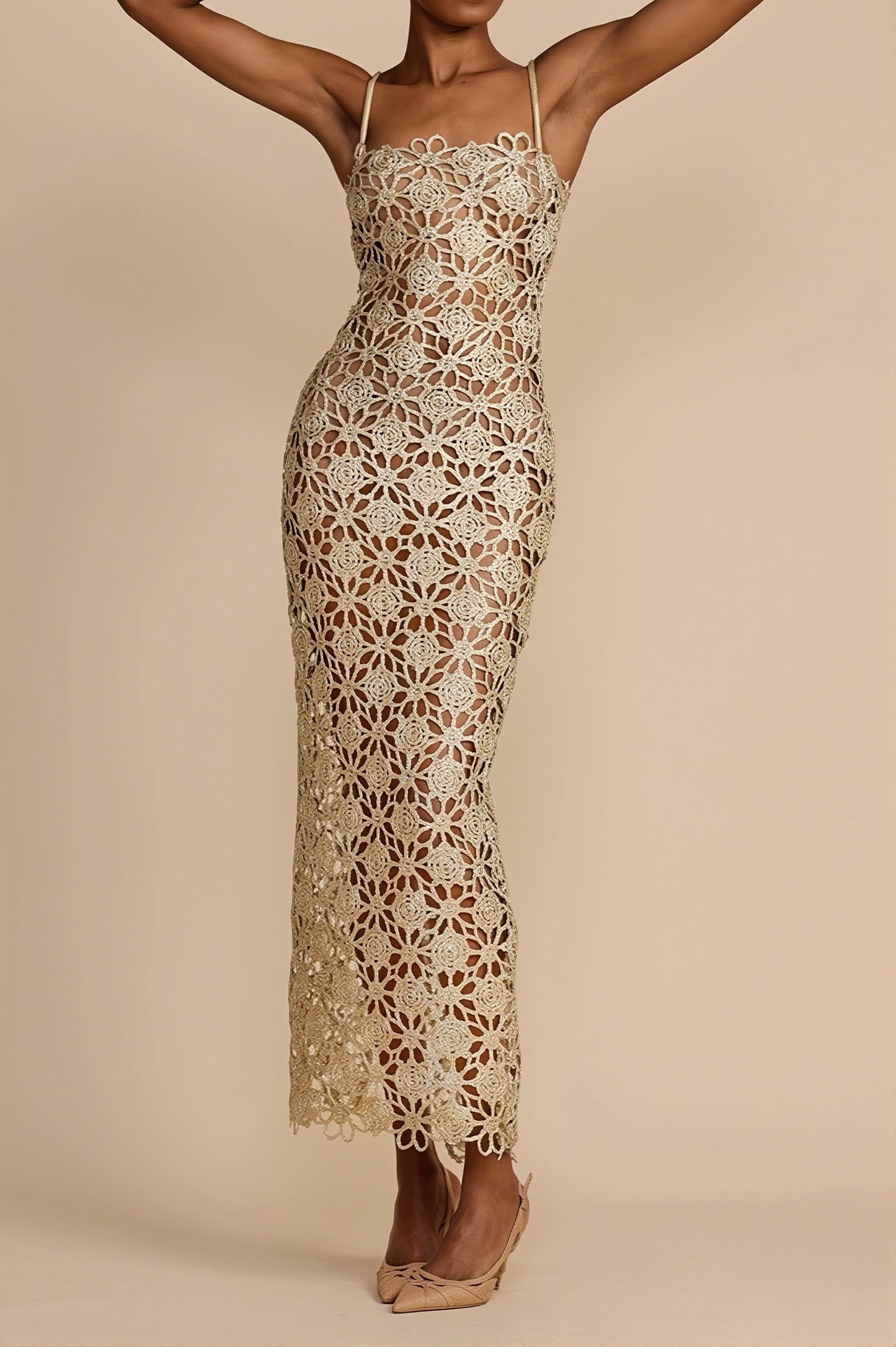 Detailansicht des Spitzenstoffs am Damen-Maxikleid mit Cut-out
