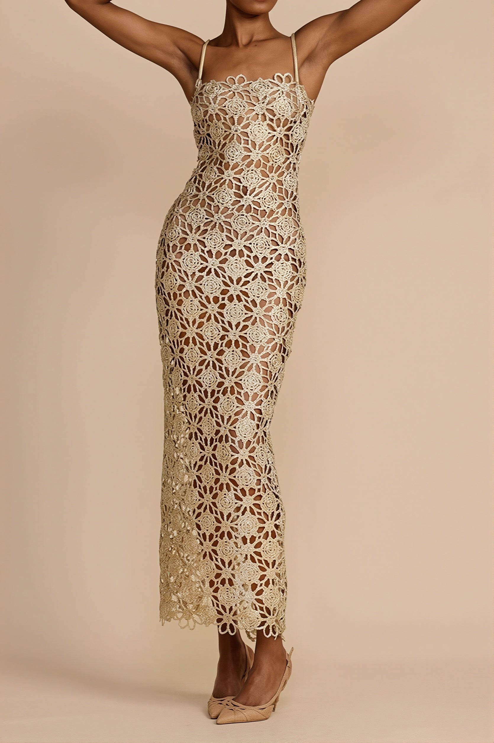 Detailansicht des Spitzenstoffs am Damen-Maxikleid mit Cut-out