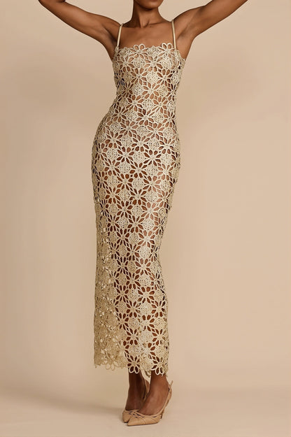 Detailansicht des Spitzenstoffs am Damen-Maxikleid mit Cut-out