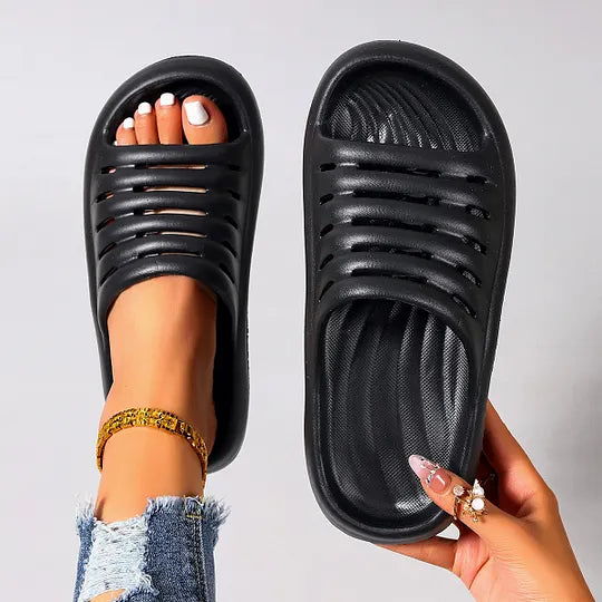 Orthopädische Damen Sandalen mit dicker Sohle in schräger Ansicht
