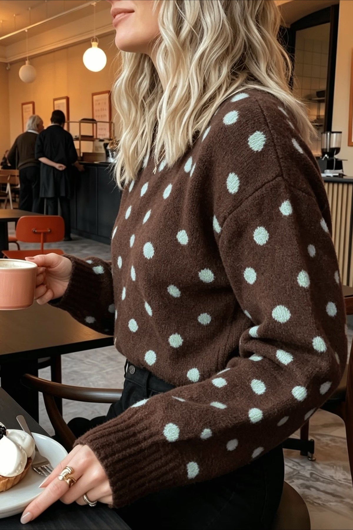 Brauner Strickpullover mit Rundhalsausschnitt und langen Ärmeln